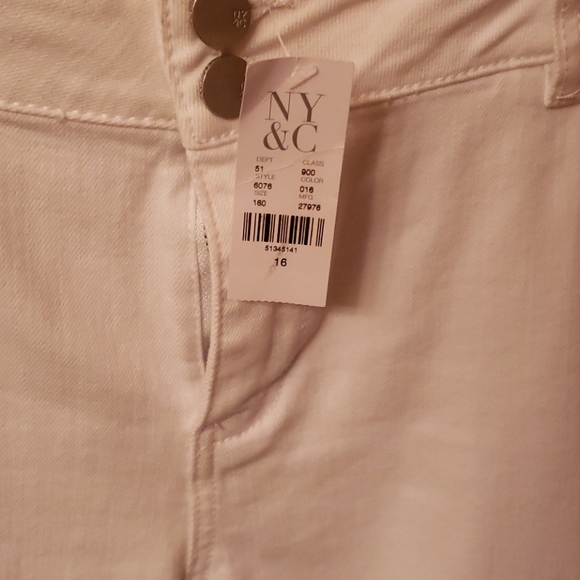 Cuffed Frayed Capris - Picture 3 of 3